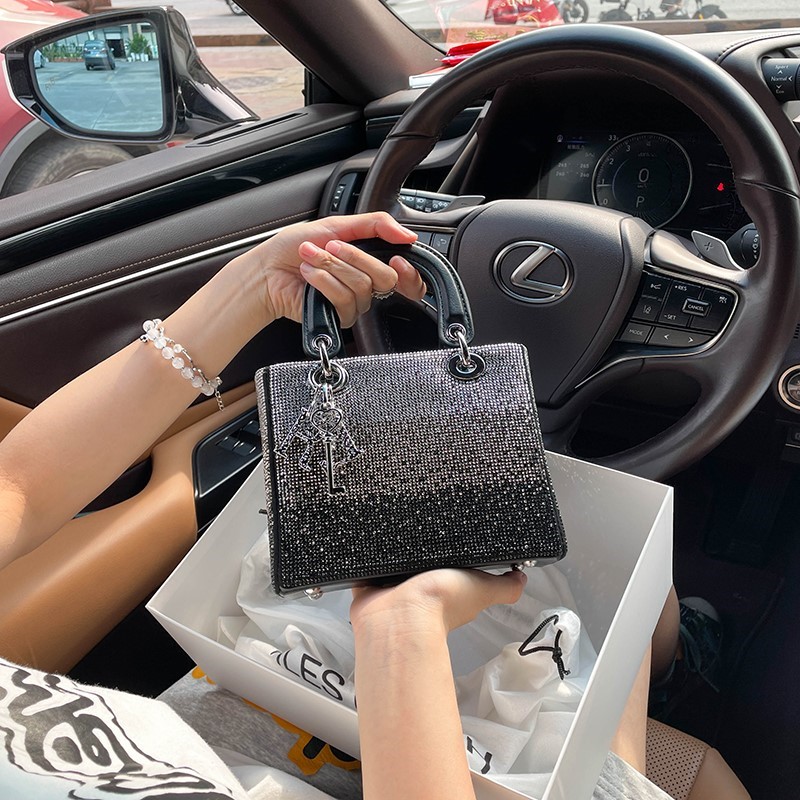 Interior Design High End - กระเป๋าถือผู้หญิง2024ใหม่ระดับไฮเอนด์ประดับไรน์สโตนกระเป๋าสี่เหลี่ยมจัตุรัสขนาดเล็กแบบพกพากระเป๋าสะพายพาดลำตัวนักออกแบบงานเลี้ยงตอนเย็น
